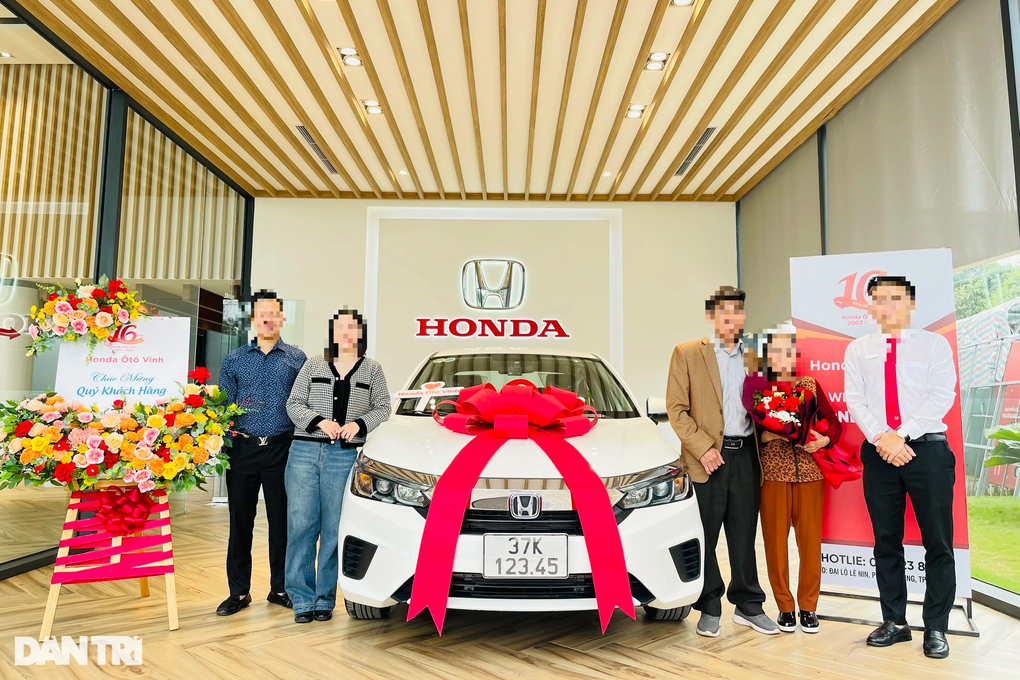 Tặng bố mẹ ô tô, cô gái Nghệ An bốc được biển đẹp khiến cộng đồng xuýt xoa - 1 Tặng bố mẹ ô tô, cô gái Nghệ An bốc được biển đẹp khiến cộng đồng xuýt xoa - 1