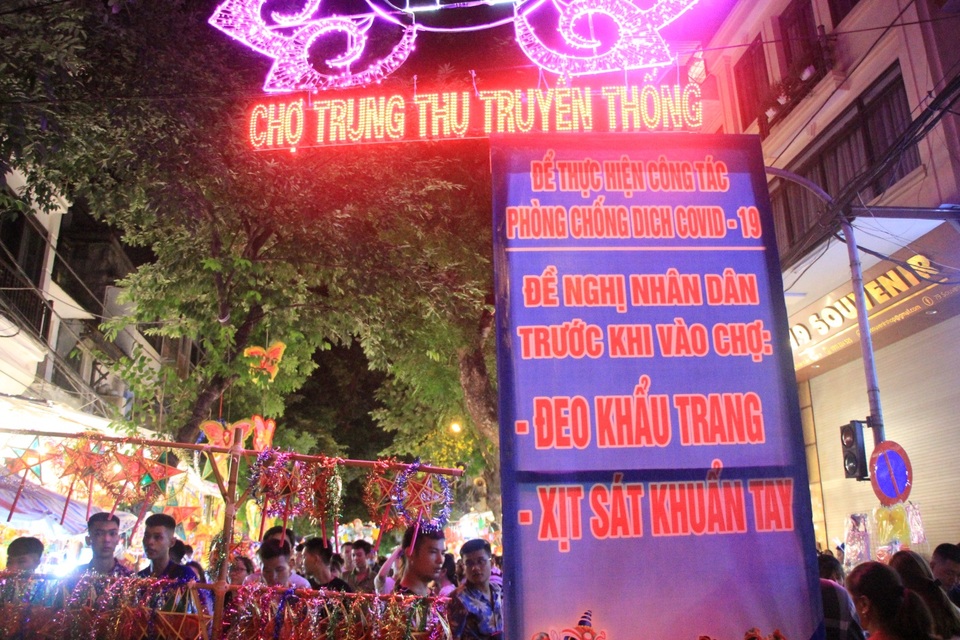 Đường lên phố Hàng Mã ùn tắc kinh hoàng trước đêm Trung thu - 8