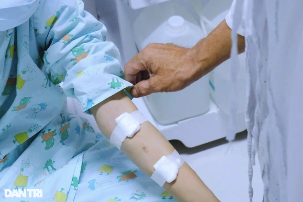 TPHCM: Bệnh viện hết băng keo, trẻ chạy thận phải ra ngoài mua - 2 TPHCM: Bệnh viện hết băng keo, trẻ chạy thận phải ra ngoài mua - 2