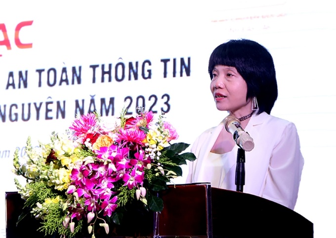 Bà Bùi Thanh Hà, Trưởng Đại diện chi nhánh Miền Trung, Trung tâm Ứng cứu khẩn cấp không gian mạng Việt Nam, Cục An toàn thông tin, Bộ Thông tin và Truyền thông phát biểu tại buối lễ (Ảnh T-H).