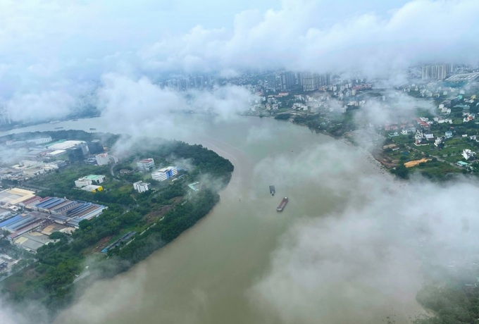 Hành khách tham gia tour trực thăng sẻ được trải nghiệm cảm giác bồng bềnh khi bay trên những tầng mây, ngắm nhìn sông Sài Gòn quanh co, uốn lượn.
