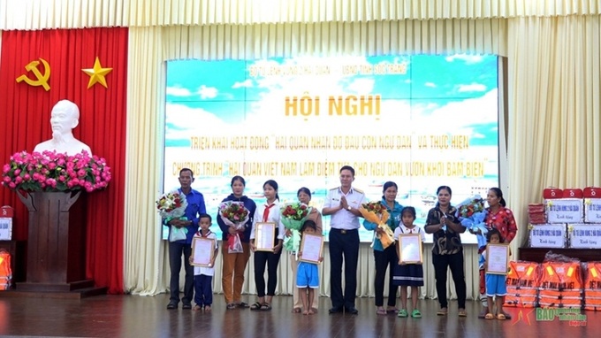 Đại tá Trần Mạnh Chiến trao Quyết định công nhận đỡ đầu cho các cháu tại tỉnh Sóc Trăng.