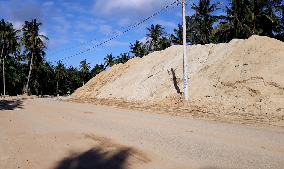 Núp bóng dự án, ồ ạt khai thác cát trên sông Lại Giang - 4 Núp bóng dự án, ồ ạt khai thác cát trên sông Lại Giang - 4