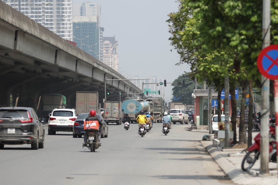 Hà Nội: Dòng xe cộ nối đuôi nhau dù chưa hết hạn cách ly - 14 Hà Nội: Dòng xe cộ nối đuôi nhau dù chưa hết hạn cách ly - 14