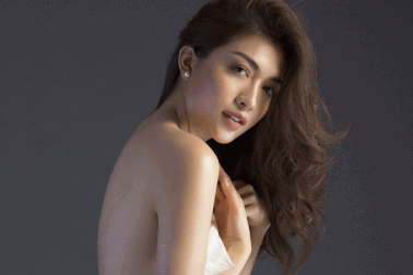 Á hậu Lệ Hằng hở bạo, phô diễn da thịt sau khi hết nhiệm kì