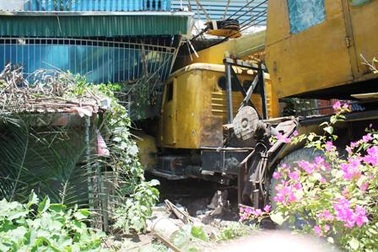 Xe cần cẩu bất ngờ lao thẳng vào nhà dân