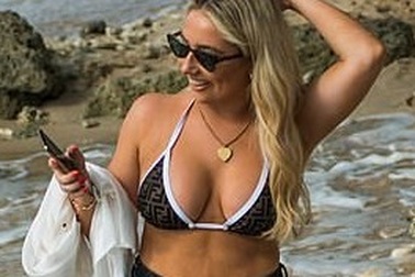 "Sao" của kênh Youtube khoe dáng gợi cảm