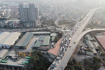 5 ô tô tông nhau trên cầu Vĩnh Tuy, giao thông "tê liệt"