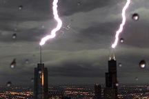 Sét đánh 2 toà nhà chọc trời cùng lúc