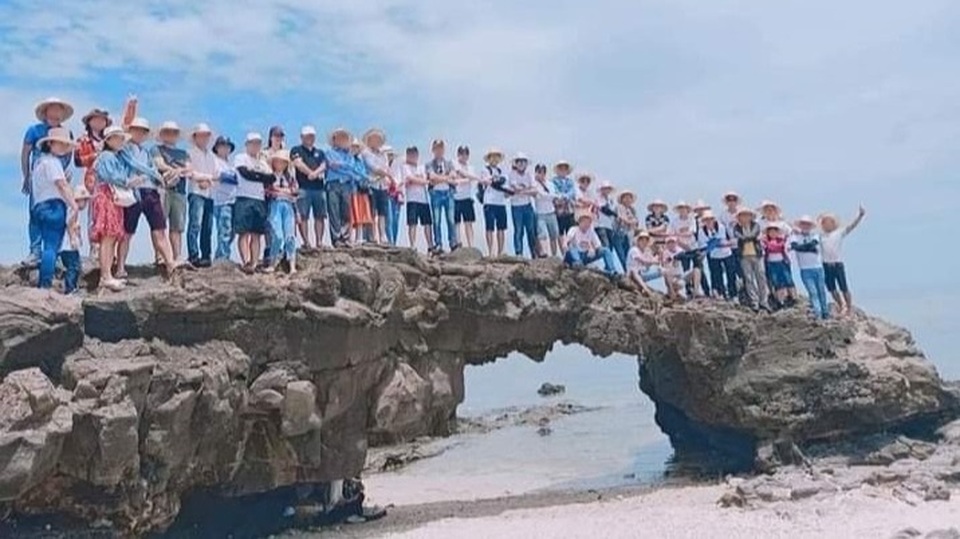 Hoảng hốt với 40 người đè lên vòm đá núi lửa hàng triệu năm tuổi - 1 Hoảng hốt với 40 người đè lên vòm đá núi lửa hàng triệu năm tuổi - 1