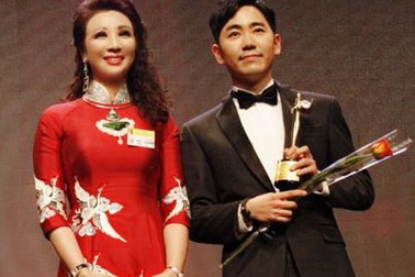 Hoa hậu Thúy Nga trao giải tại Korean Culture & Global Entertainment Awards 2016