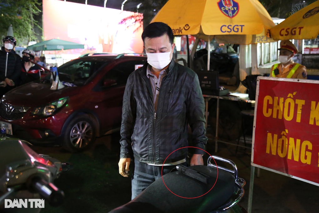 Xuyên đêm xử lý vi phạm, cảnh sát 141 phát hiện bình khí cười và côn 3 khúc - 6 Xuyên đêm xử lý vi phạm, cảnh sát 141 phát hiện bình khí cười và côn 3 khúc - 6