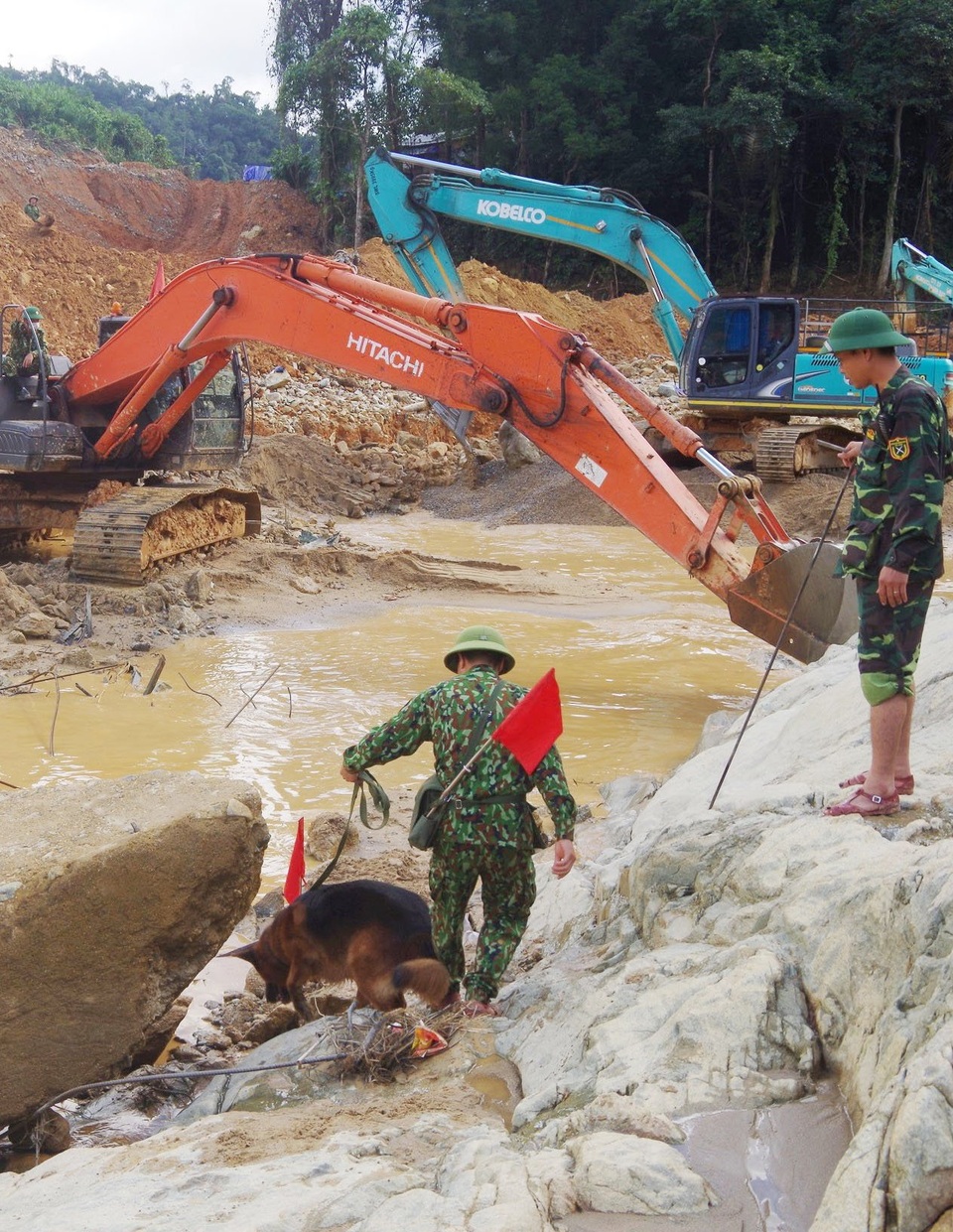 Tìm thấy áo quần, vật dụng của công nhân dưới lòng sông Rào Trăng - 5 Tìm thấy áo quần, vật dụng của công nhân dưới lòng sông Rào Trăng - 5