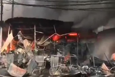 Hàng trăm ki-ốt tại chợ Còng cháy rụi trong đêm