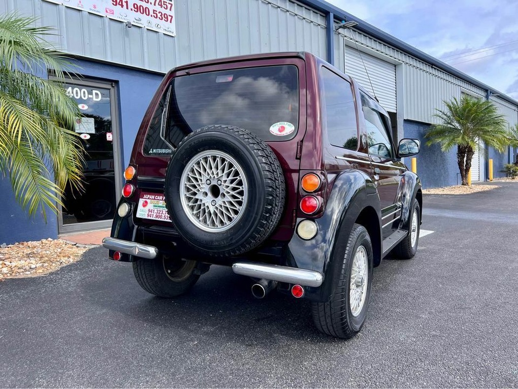 Cũng là Mitsubishi Pajero nhưng chiếc xe này rất khác lạ - 13 Cũng là Mitsubishi Pajero nhưng chiếc xe này rất khác lạ - 13