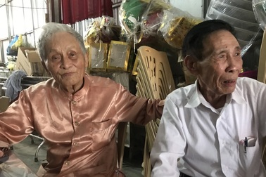 Cả trăm người dân phản đối di dời ki ốt ở đền Ông Hoàng Mười!