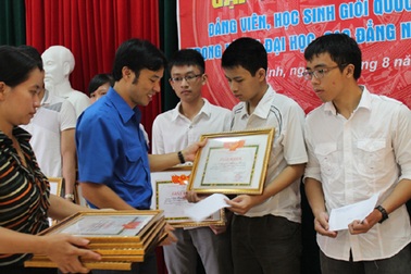 Nghệ An: Tuyên dương Đảng viên trẻ, HS đạt thành tích cao trong năm học 2011-2012