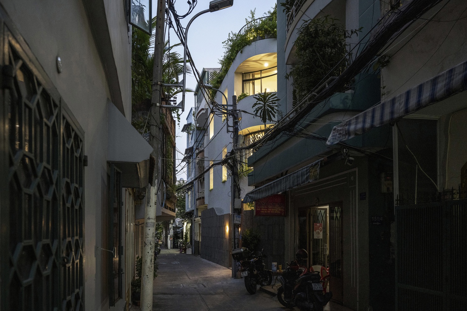 View - Nhà phố trong hẻm chật chội tại TPHCM nhưng có cả khu vườn bí mật xanh mướt | Báo Dân trí