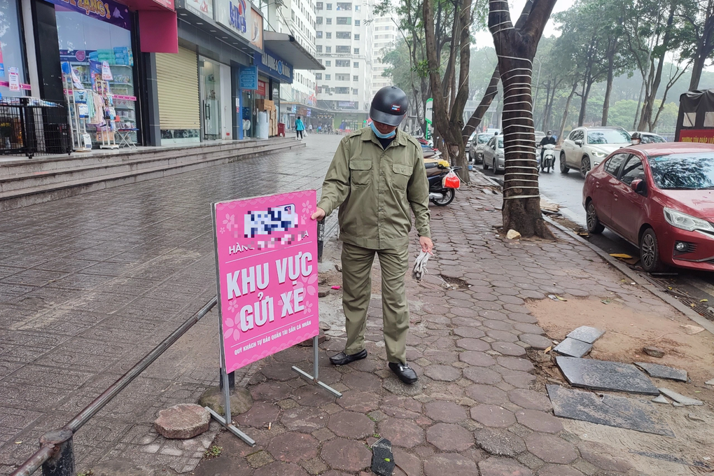 Hà Nội: Xô xát ẩu đả vì chuyện chiếm dụng vỉa hè - 2 Hà Nội: Xô xát ẩu đả vì chuyện chiếm dụng vỉa hè - 2