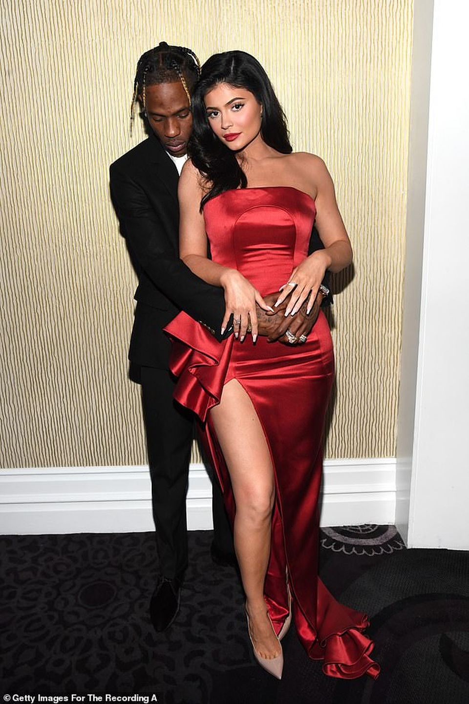 Kylie Jenner khoe quà khủng bạn trai tặng con gái - 5 Kylie Jenner khoe quà khủng bạn trai tặng con gái - 5
