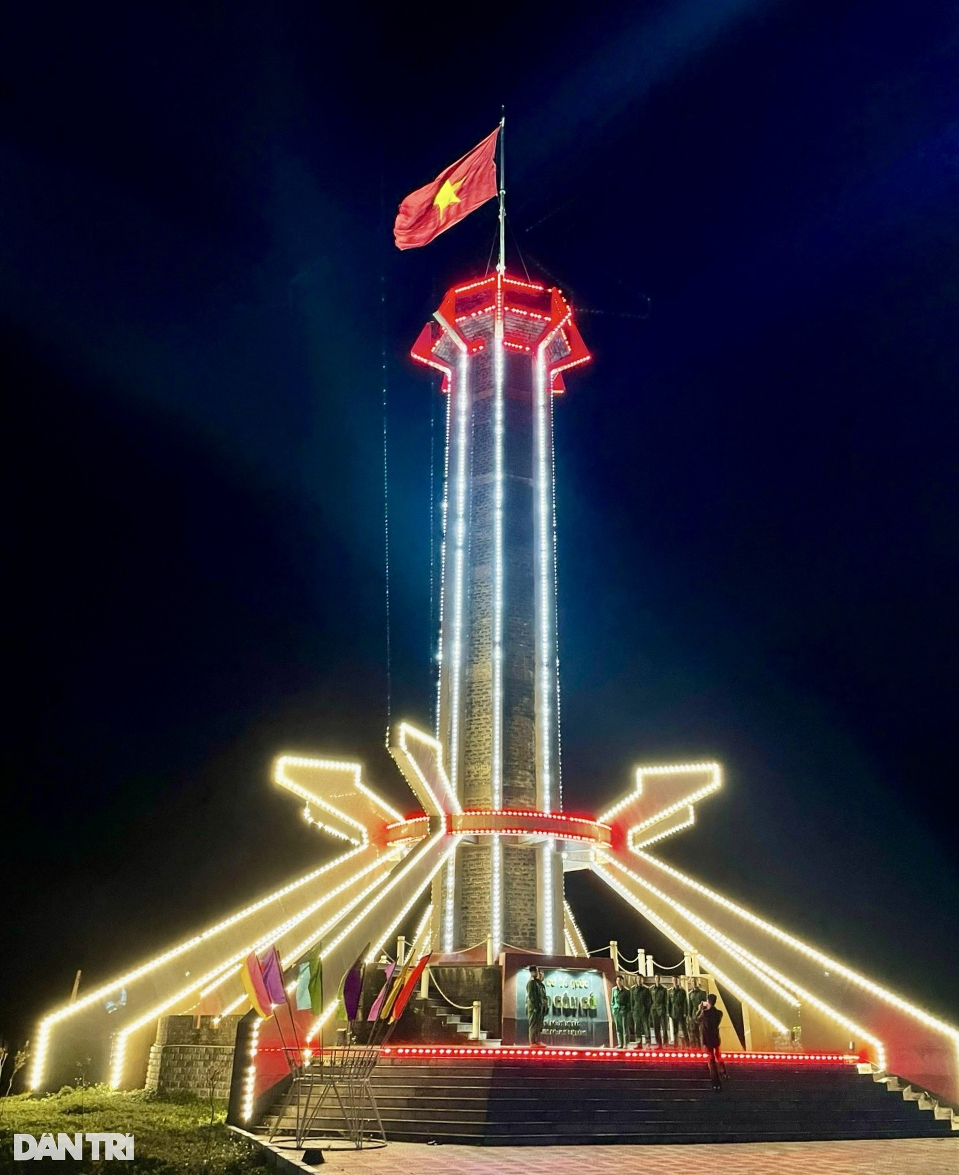 Không khí người dân cả nước hân hoan, vui đón giao thừa Tết Giáp Thìn - 15 Không khí người dân cả nước hân hoan, vui đón giao thừa Tết Giáp Thìn - 15