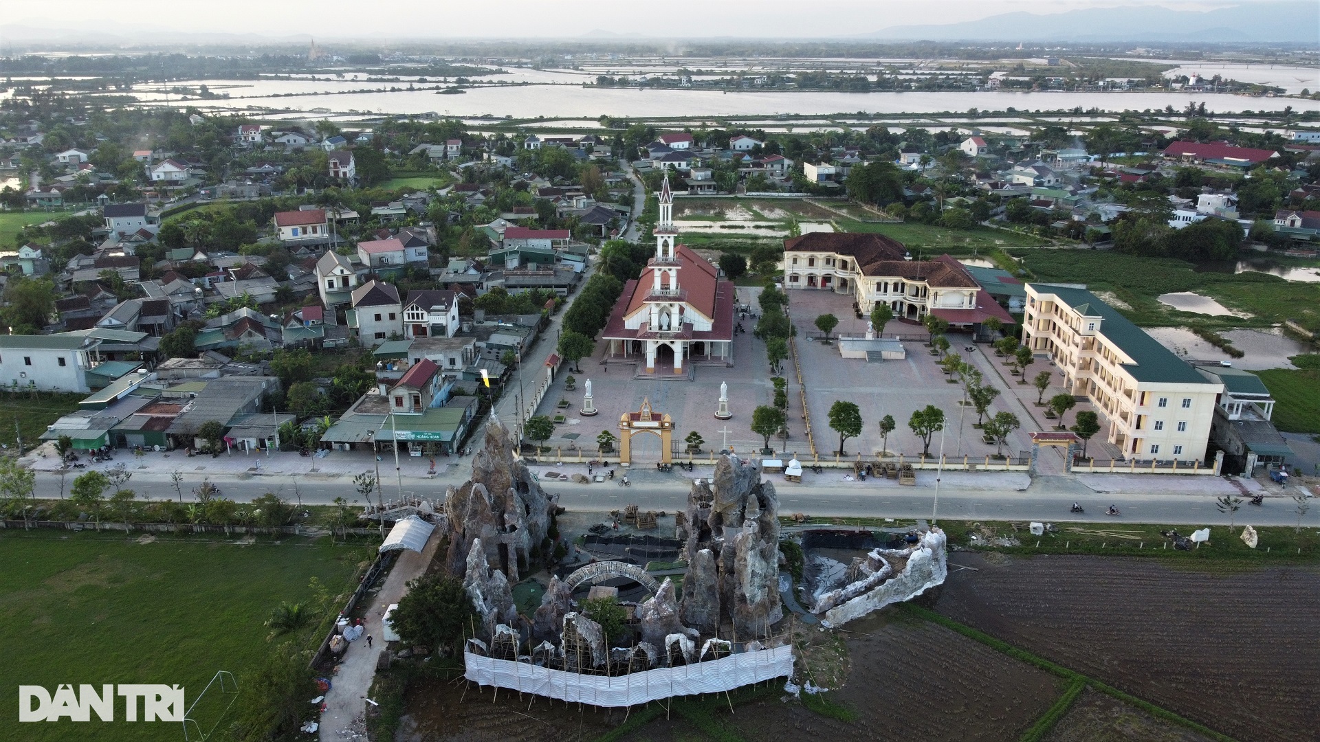 Độc đáo hang đá Giáng sinh khổng lồ làm từ hàng nghìn cây tre - 7 Độc đáo hang đá Giáng sinh khổng lồ làm từ hàng nghìn cây tre - 7