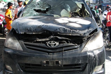 Xe taxi xì khói, bốc cháy trên phố