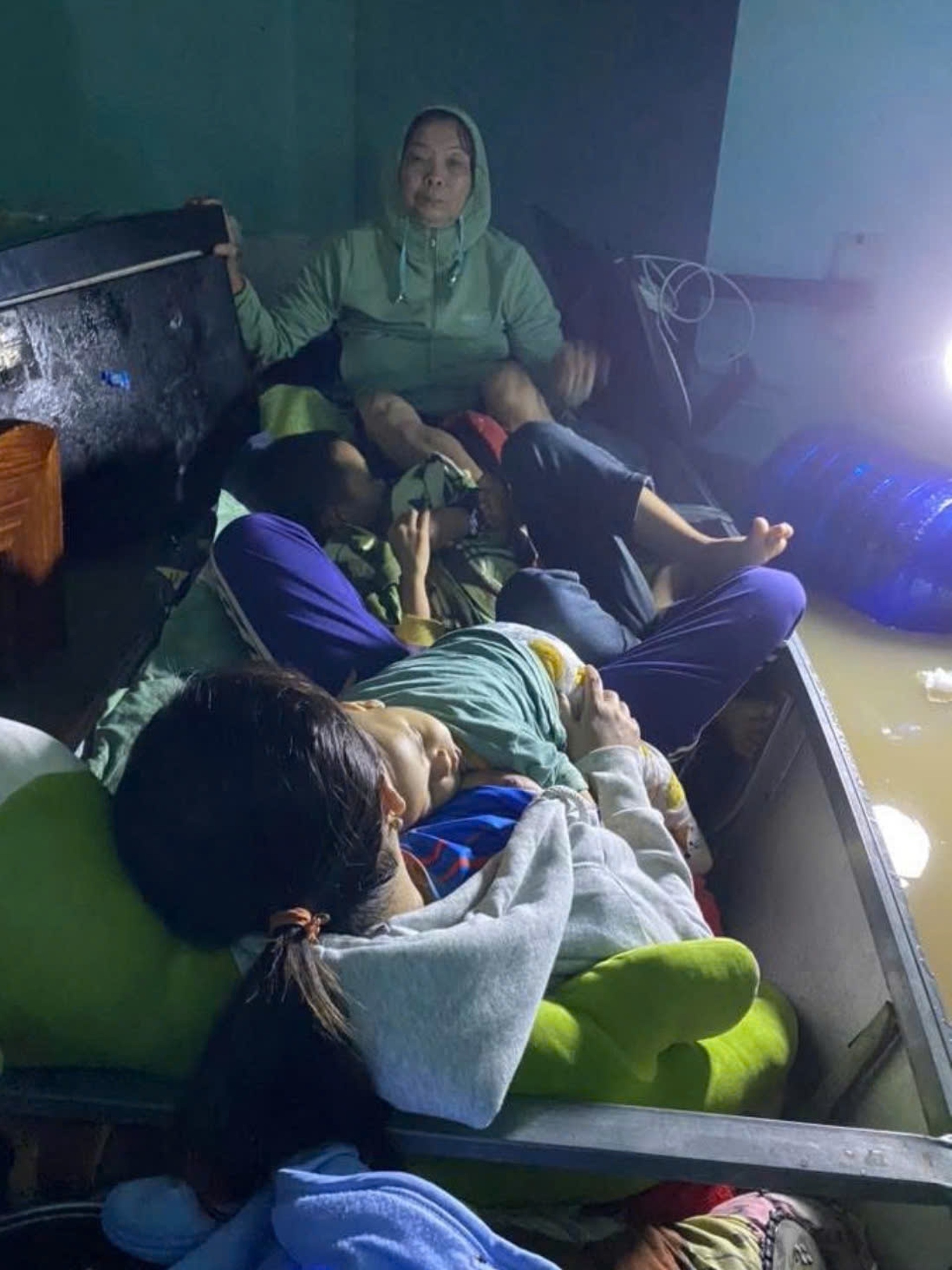 Nhiều nơi chìm trong bóng đêm, những gương mặt thất thần bên ánh đèn le lói - 8 Nhiều nơi chìm trong bóng đêm, những gương mặt thất thần bên ánh đèn le lói - 8