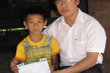 Trao hơn 50 triệu đồng tới "Cậu bé đi học bằng hai tay"