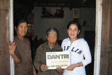 Tiếp tục trao quà cho bà Nguyễn Thị Thương