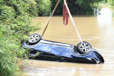 5 phút sinh tử của hai ông cháu trong chiếc ô tô chìm dưới sông