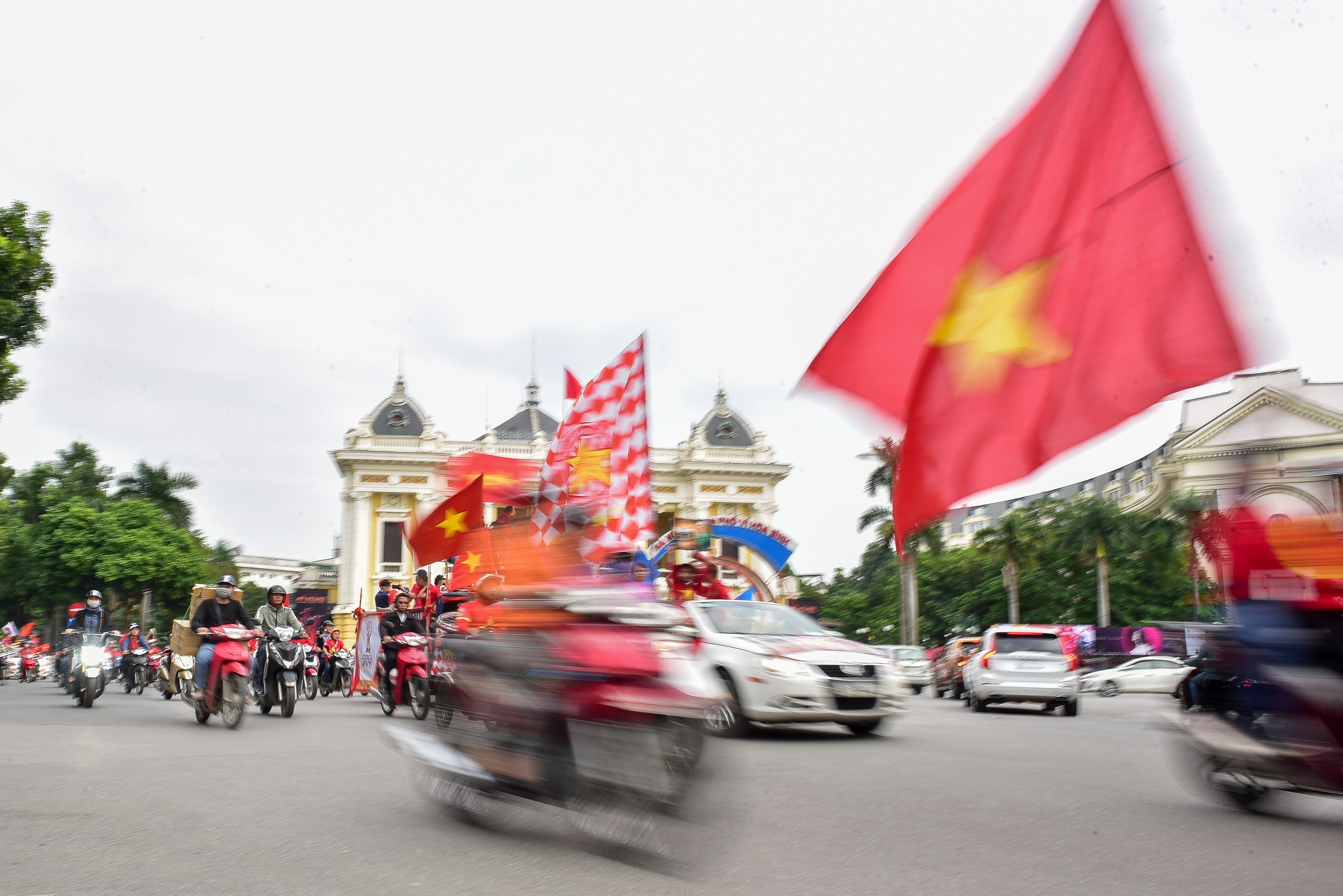 Cổ động viên tiếp lửa cho đội tuyển Việt Nam trước trận gặp Thái Lan - 6 Cổ động viên tiếp lửa cho đội tuyển Việt Nam trước trận gặp Thái Lan - 6