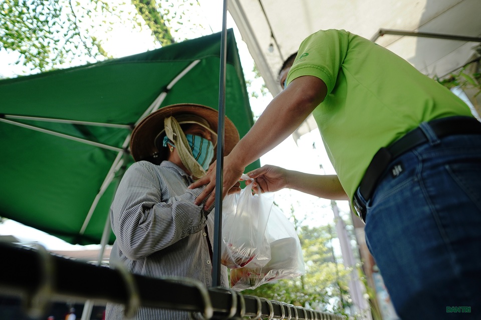 Ấm lòng quán cơm dã chiến giữa thời dịch Covid-19 - 7