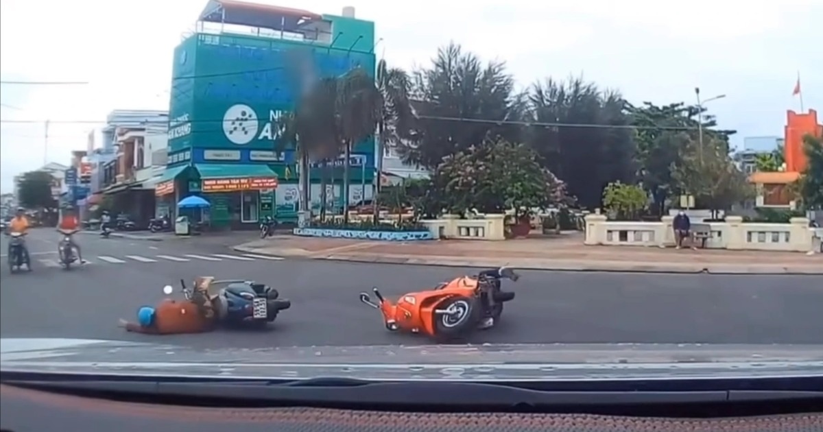 Qua đường như chốn không người, hai xe máy lao bổ vào nhau