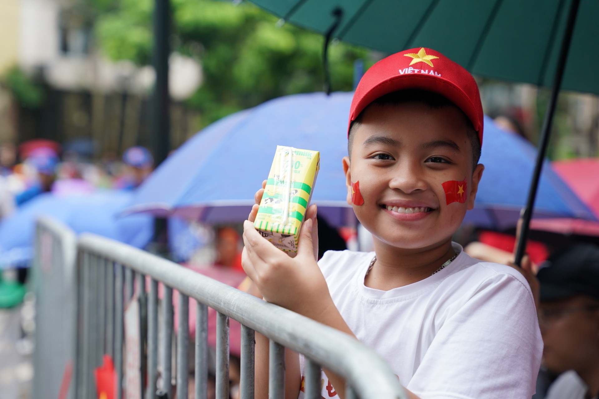Vinamilk ផ្តល់អាហារូបត្ថម្ភដល់កងកម្លាំងដង្ហែរក្បួន និងប្រជាពលរដ្ឋចូលរួមអបអរសាទរទិវាជាតិលើកទី៨០ - ៩ Vinamilk tiếp dinh dưỡng cho lực lượng diễu binh, người dân dự đại lễ 80 năm Quốc khánh - 9