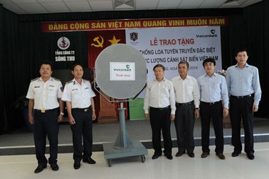 Vietcombank bàn giao loa tuyên truyền đặc biệt cho lực lượng cảnh sát biển Việt Nam