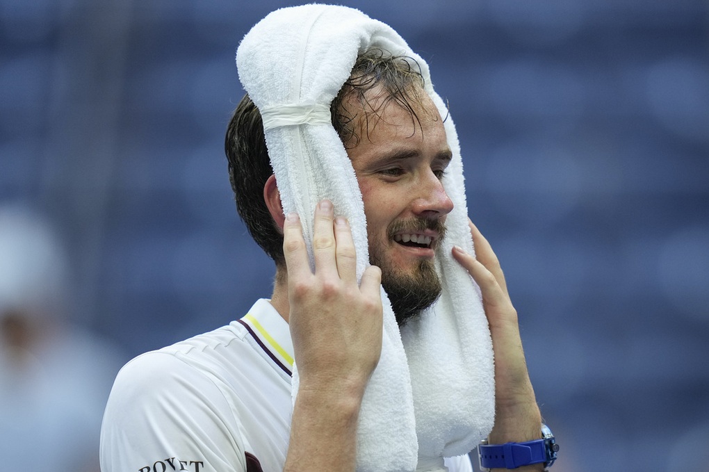 Medvedev phàn nàn về thời tiết, Rublev muốn học hỏi Djokovic - 1 Medvedev phàn nàn về thời tiết, Rublev muốn học hỏi Djokovic - 1