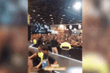 Tài tử Ryan Reynolds suýt bị thương tại sự kiện gặp gỡ fan