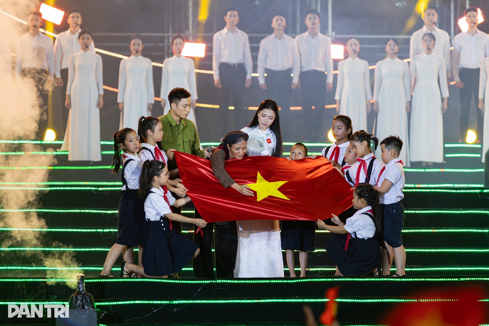 Tùng Dương cùng 30.000 người hát Quốc ca trong Tự hào là người Việt Nam - 6 Tùng Dương cùng 30.000 người hát Quốc ca trong Tự hào là người Việt Nam - 6
