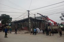 Sập giàn giáo, một công nhân bị vùi lấp trong khối bê tông