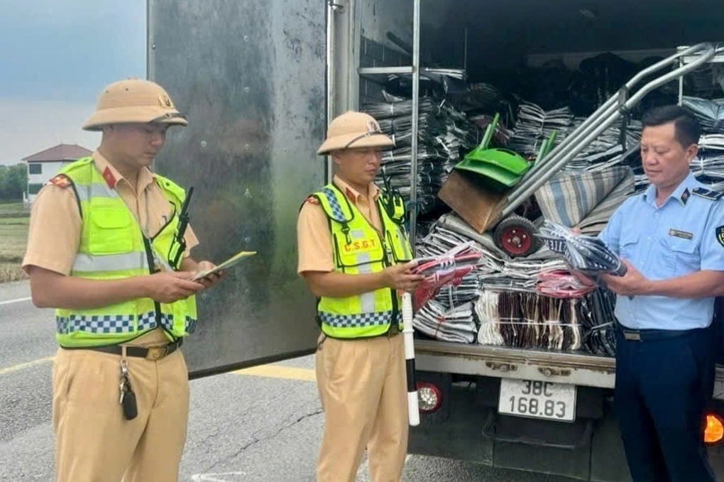 Cảnh sát phát hiện gần 240 bộ quần áo và 29 con trâu không rõ nguồn gốc - 1