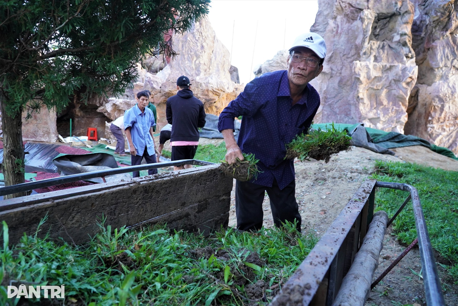 Độc đáo hang đá Giáng sinh khổng lồ làm từ hàng nghìn cây tre - 9 Độc đáo hang đá Giáng sinh khổng lồ làm từ hàng nghìn cây tre - 9