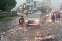 Mưa lớn ở TPHCM gây ngập đường giờ tan tầm
