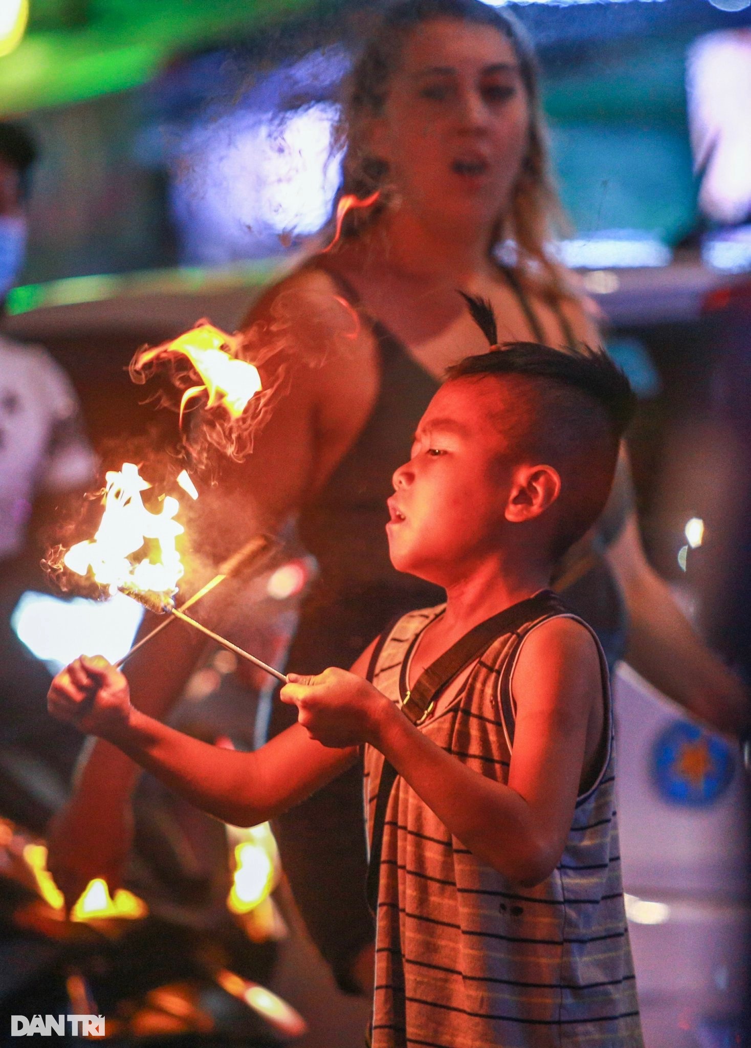 Children breathing oil and spitting fire, making money after 0 o'clock on West Street - 5