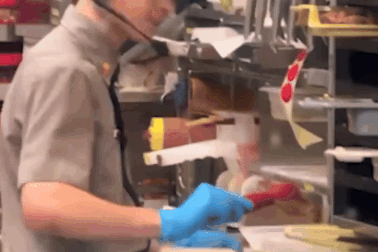 Cãi nhau với khách, nhân viên nhổ nước bọt vào đồ ăn để trả thù