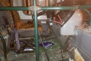 Hà Nội: Đập vỡ kính xe buýt, đánh trọng thương tài xế