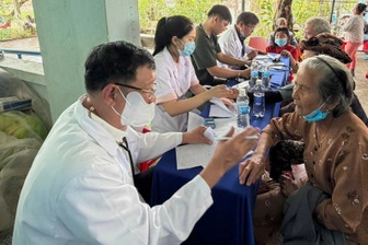 Khám, cấp thuốc miễn phí cho 1.000 người dân xã Hòa Thịnh