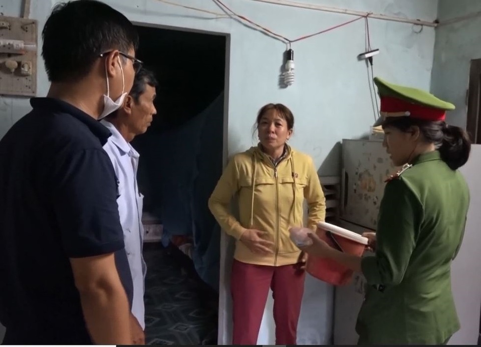 Dùng nước cất chế vắc xin giả, nữ nhân viên y tế dỏm lĩnh án - 2 Dùng nước cất chế vắc xin giả, nữ nhân viên y tế dỏm lĩnh án - 2