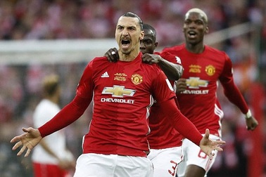 Ibrahimovic thăng hoa, MU vô địch League Cup