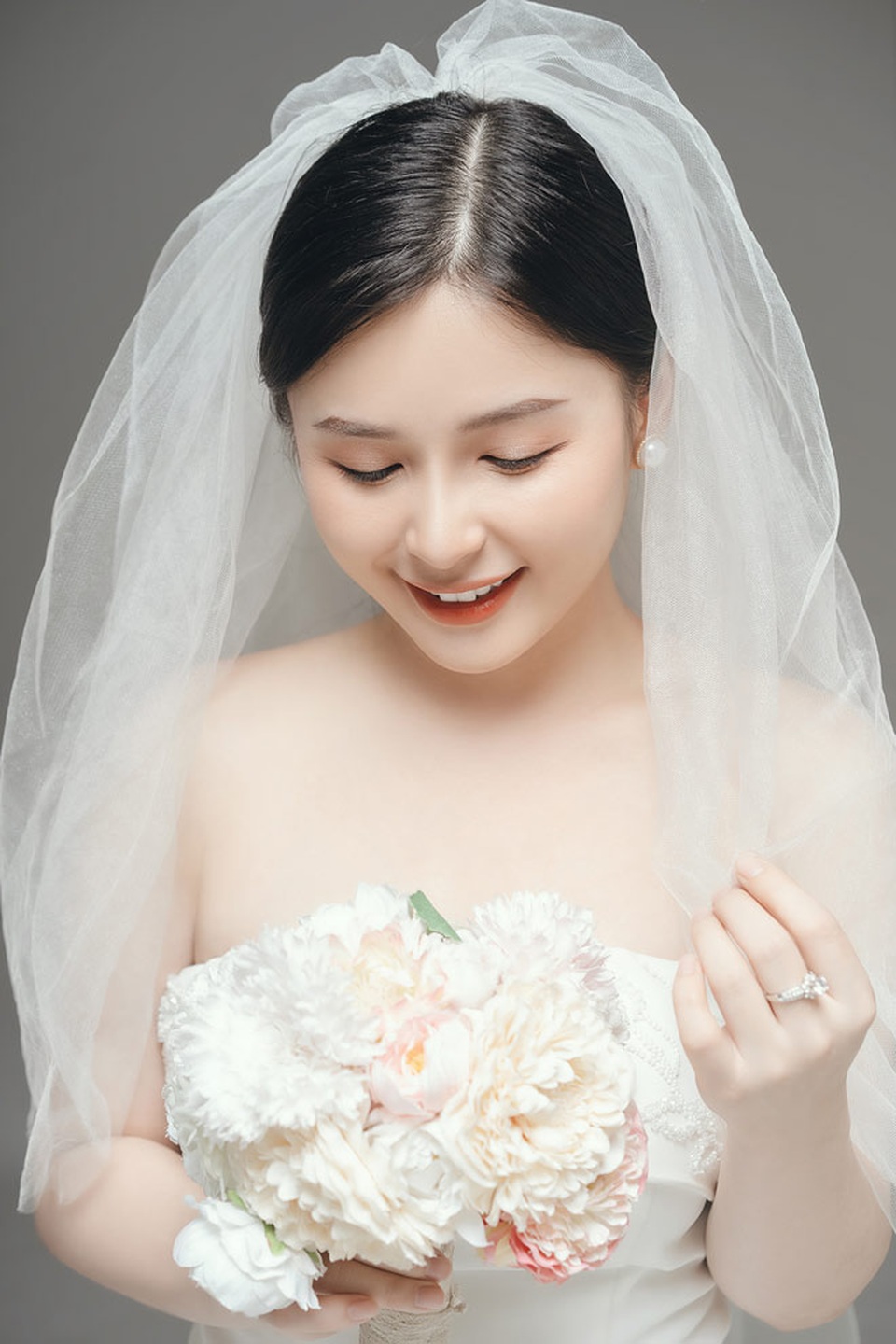 Hot girl xuất hiện táo bạo trên sóng livestream bất ngờ lên xe hoa với trai trẻ kém tuổi - 3 Hot girl xuất hiện táo bạo trên sóng livestream bất ngờ lên xe hoa với trai trẻ kém tuổi - 3